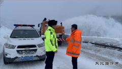 布尔津执法大队：省道232线多处雪崩 积极抢险保通
