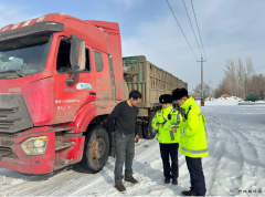 ：Ｖ捶ù蠖：交通执法不松懈，服务群众不打烊