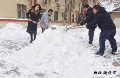图片新闻：清除积雪保通行