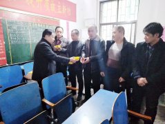 为劳动竞赛先进班组颁发小奖品