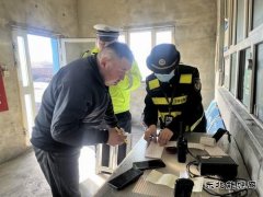 哈巴河执法大队：积极开展路警联合治超，确保公路安全