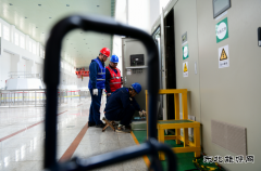 图片新闻：坚守“零违章” 检修保安全