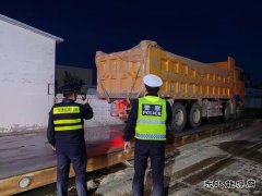 北屯执法大队开展夜间联合行动推进治超工作不松懈