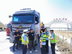 富蕴执法大队：联合查处大件运输违法行为