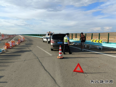 富蕴执法大队：车辆燃油耗尽被困高速，执法人员热心帮助解困