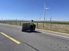 哈巴河执法大队：清除路面杂物 保障公路安全