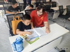 济宁医学院志愿服务队开展“大手牵小手，爱心助学行”活动