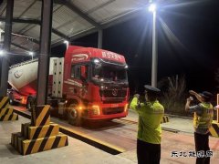 富蕴执法大队开展夜间路警联合治超行动