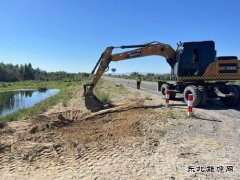 哈巴河执法大队：制止擅自拓宽道口违法行为