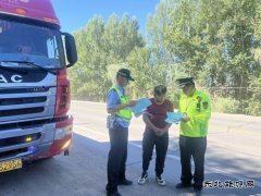 富蕴执法大队：加大路警联合治超，保障群 众出行安全