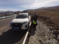 阿勒泰执法支队北屯执法大队热心帮助游客司机更换轮胎