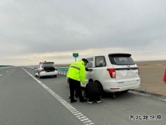 ：Ｖ捶ù蠖：援手相助被困车辆，迅速行动助其脱困