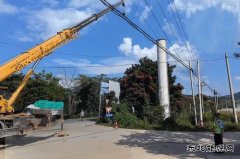 西双版纳支队勐海大队依法监督拆除非公路标志  净化路域环境