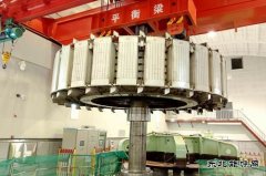 国网黑龙江水电总厂：镜泊湖发电厂4号机组改造工程转子顺利吊出