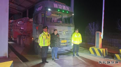 富蕴执法大队：路警联合严厉打击超限超载“百吨王”