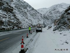 富蕴执法大队：游客车辆陷入雪窝 交通执法暖心救助