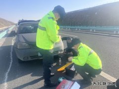 富蕴执法大队：高速路上暖心救援，解车主燃眉之急