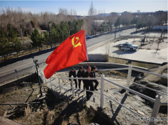 阿勒泰执法支队青河执法大队开展“五四”青年节登山活动