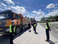 哈巴河执法大队：路政宣传月，乐博体育在行动
