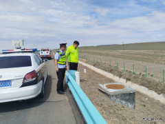 富蕴执法大队联合开展公路桥梁外挂电缆隐患专项排查行动