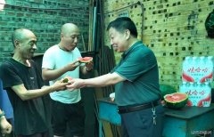 峰峰集团牛儿庄采矿公司：送防暑降温服到岗位