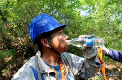 光明的脊梁——赞光荣的配电工