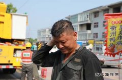 国网鹿邑县供电公司：清凉“不断供” 带电除隐患