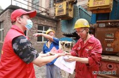 送西瓜、送防暑降温服，送清凉关爱到一线