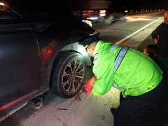 富蕴执法大队：夜巡遇游客爆胎，暖心救援解急难