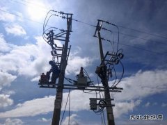 会泽供电局为10千伏线路加装“避雷铠甲”筑牢防雷安全网