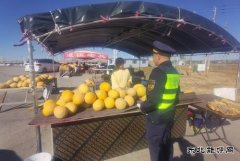 哈巴河执法大队：清理摆摊设点 护航公路安全