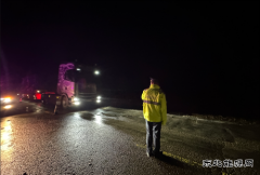 暴雨致路面水毁，福海执法大队与公路养护部门联动抢修保畅通