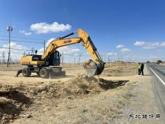 哈巴河执法大队：清理非法道口，保障公路安全畅通